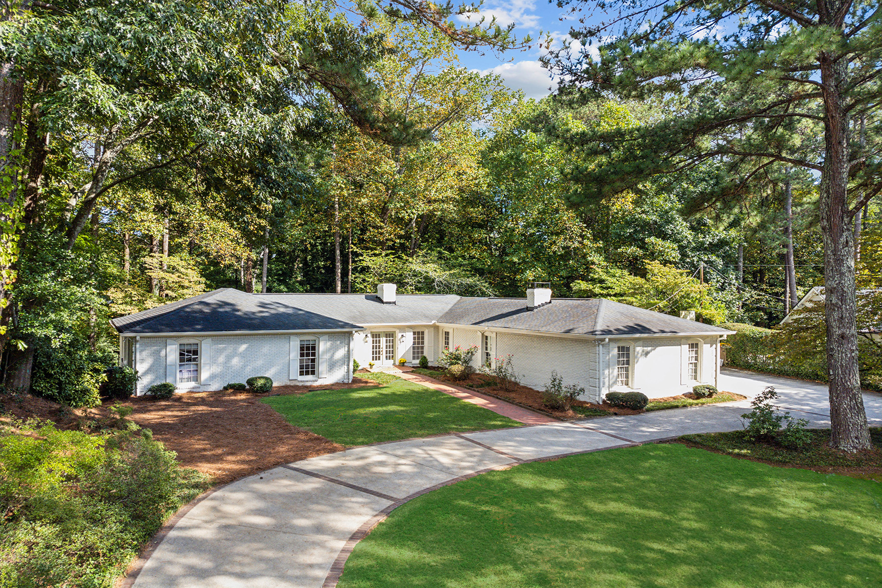 Renovated Ranch with a Pool in Heards Ferry