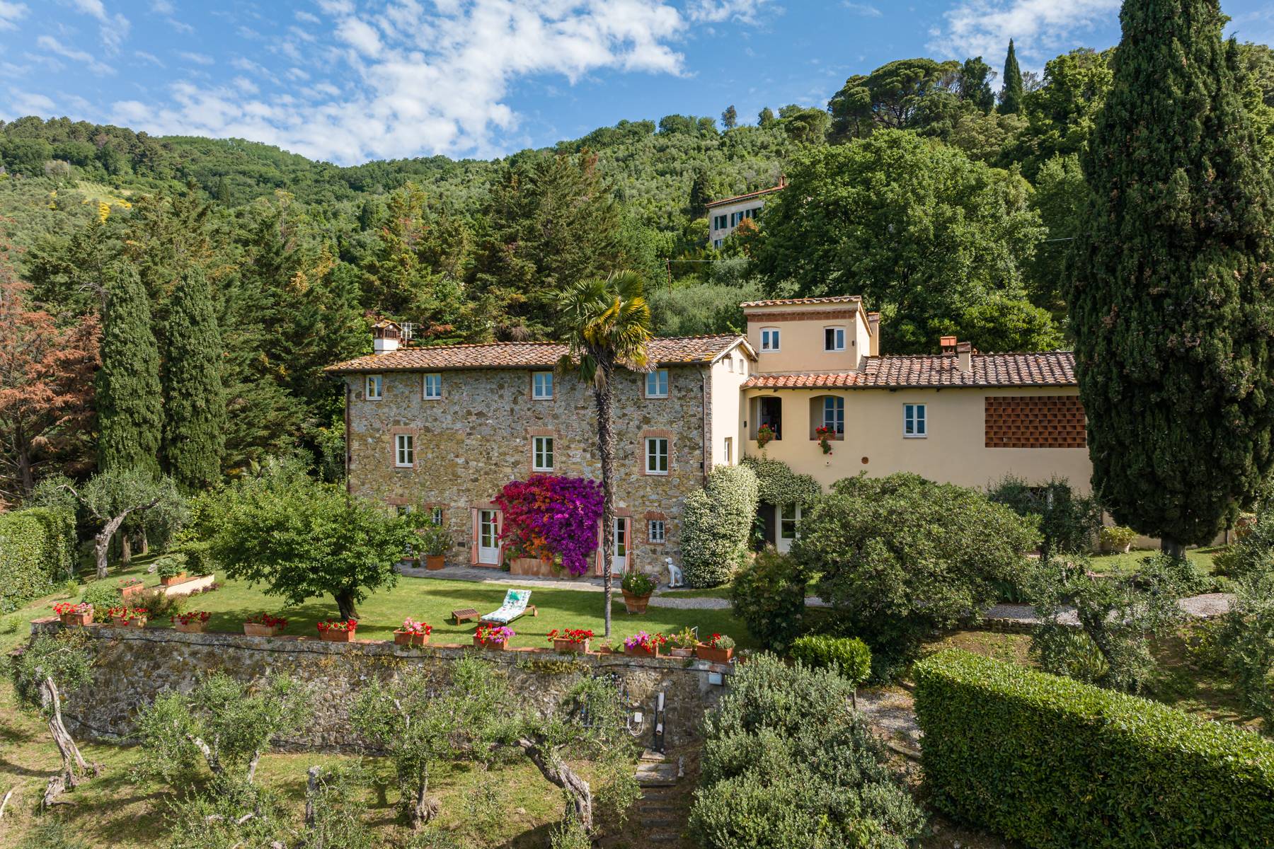 Elegant farmhouse with panoramic view over the hills of Lucca