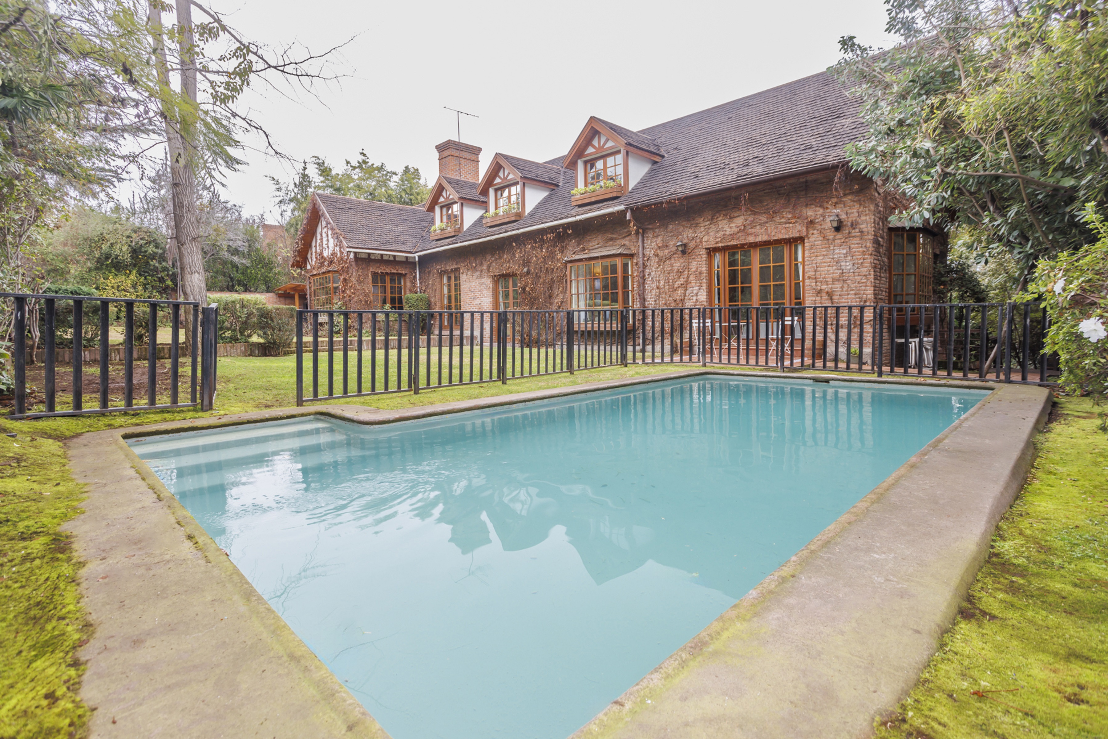 English Style House in a closed cul-de-sac.