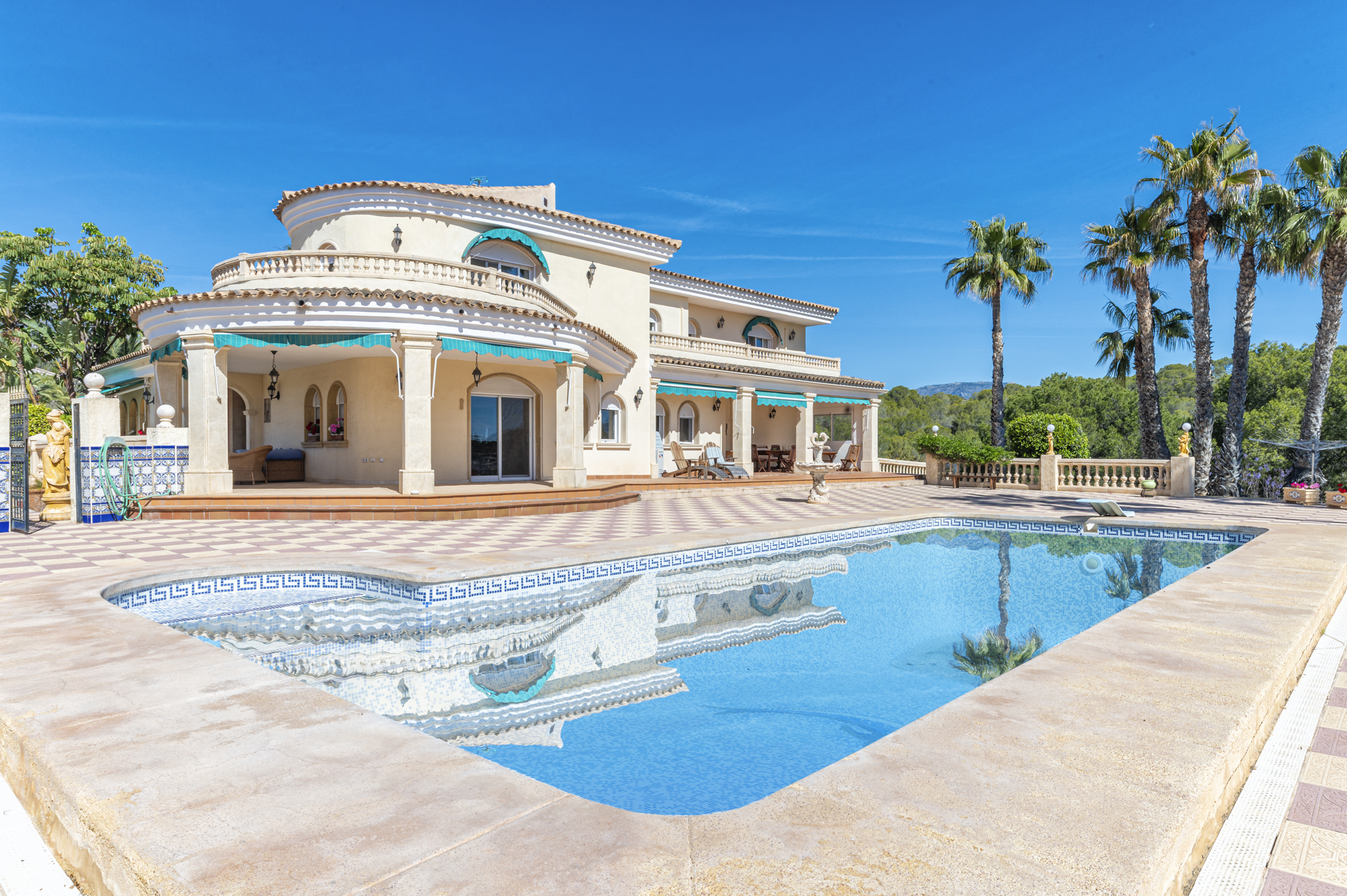 Impressive Villa with Privacy and Views in Alfaz del Pi