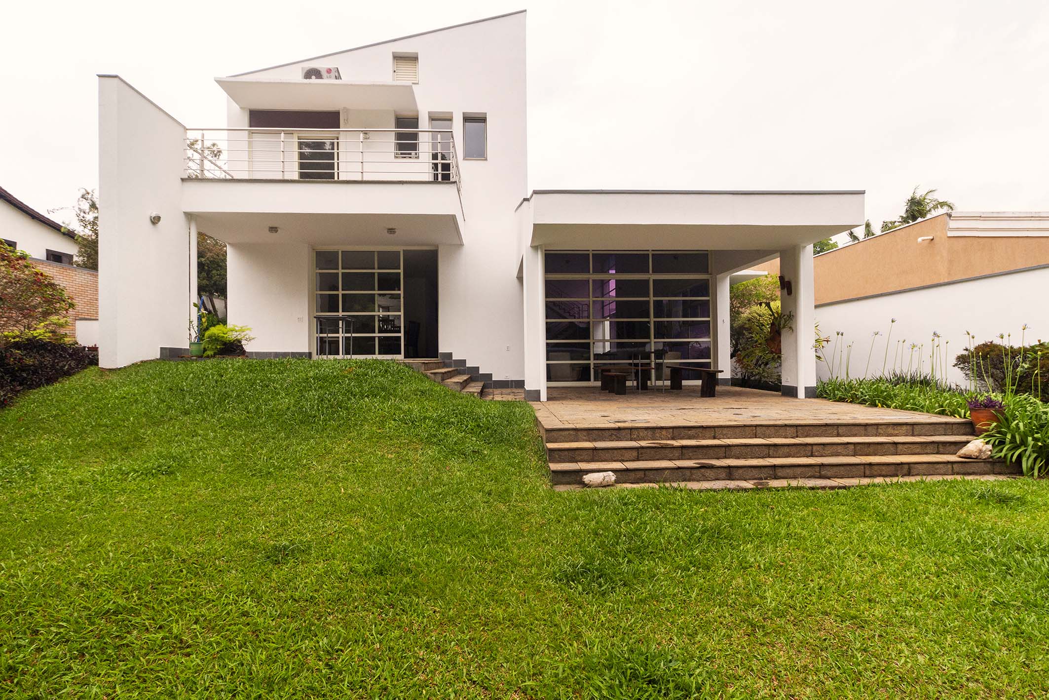 House with integrated social areas and double-height living room