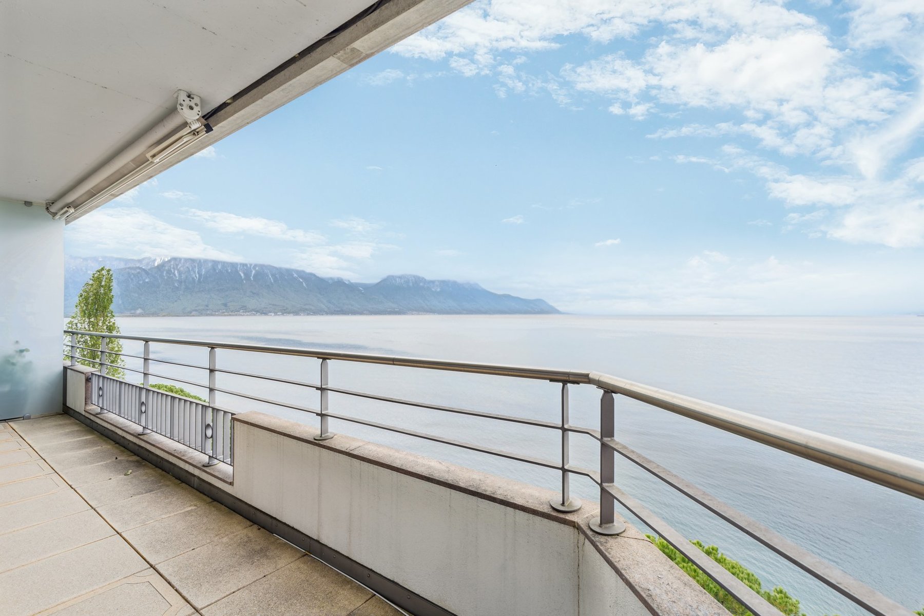 Exclusive Sotheby's  1st row flat facing the lake in Montreux