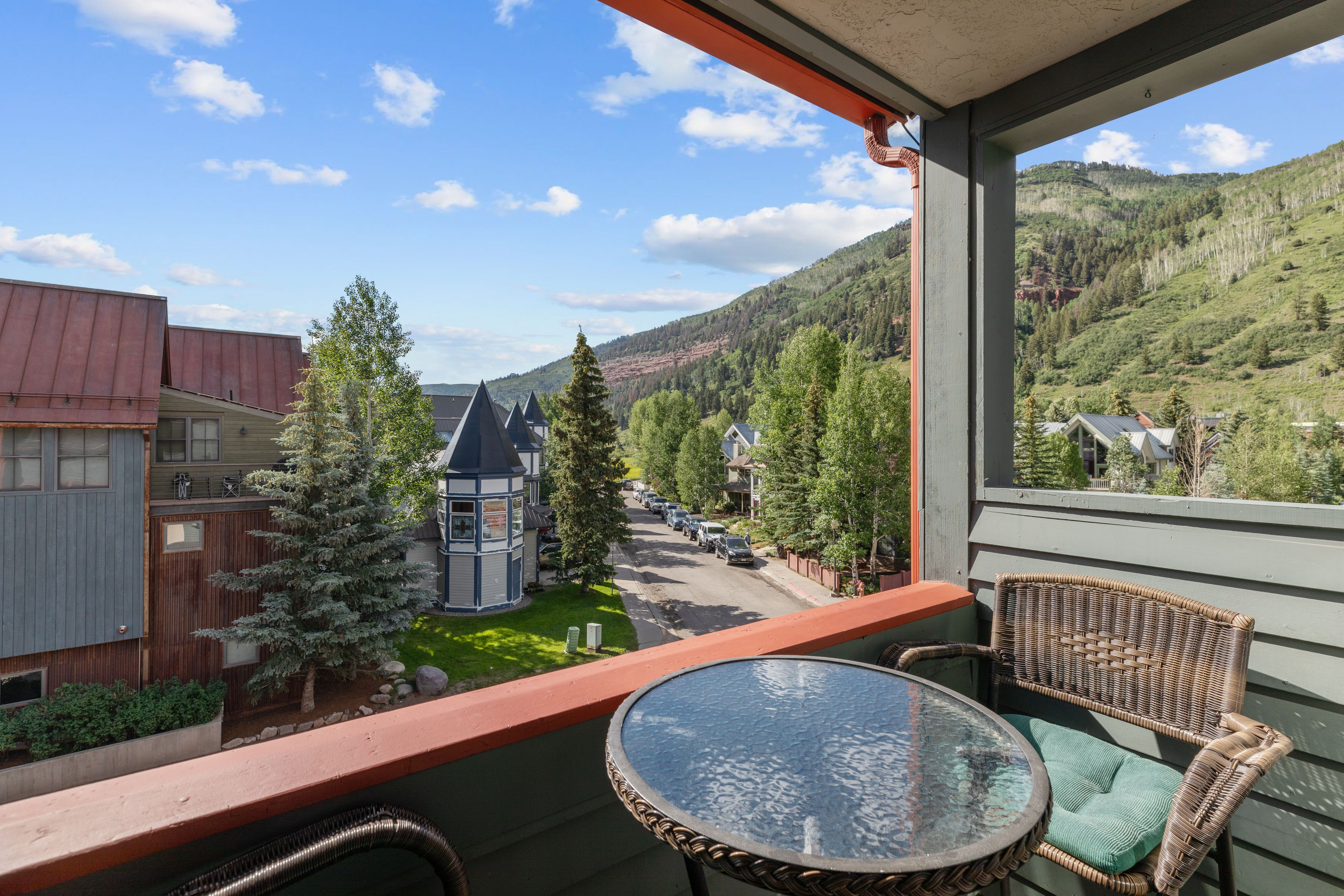 Beautifully Maintained Condo With Stunning Mountain Views