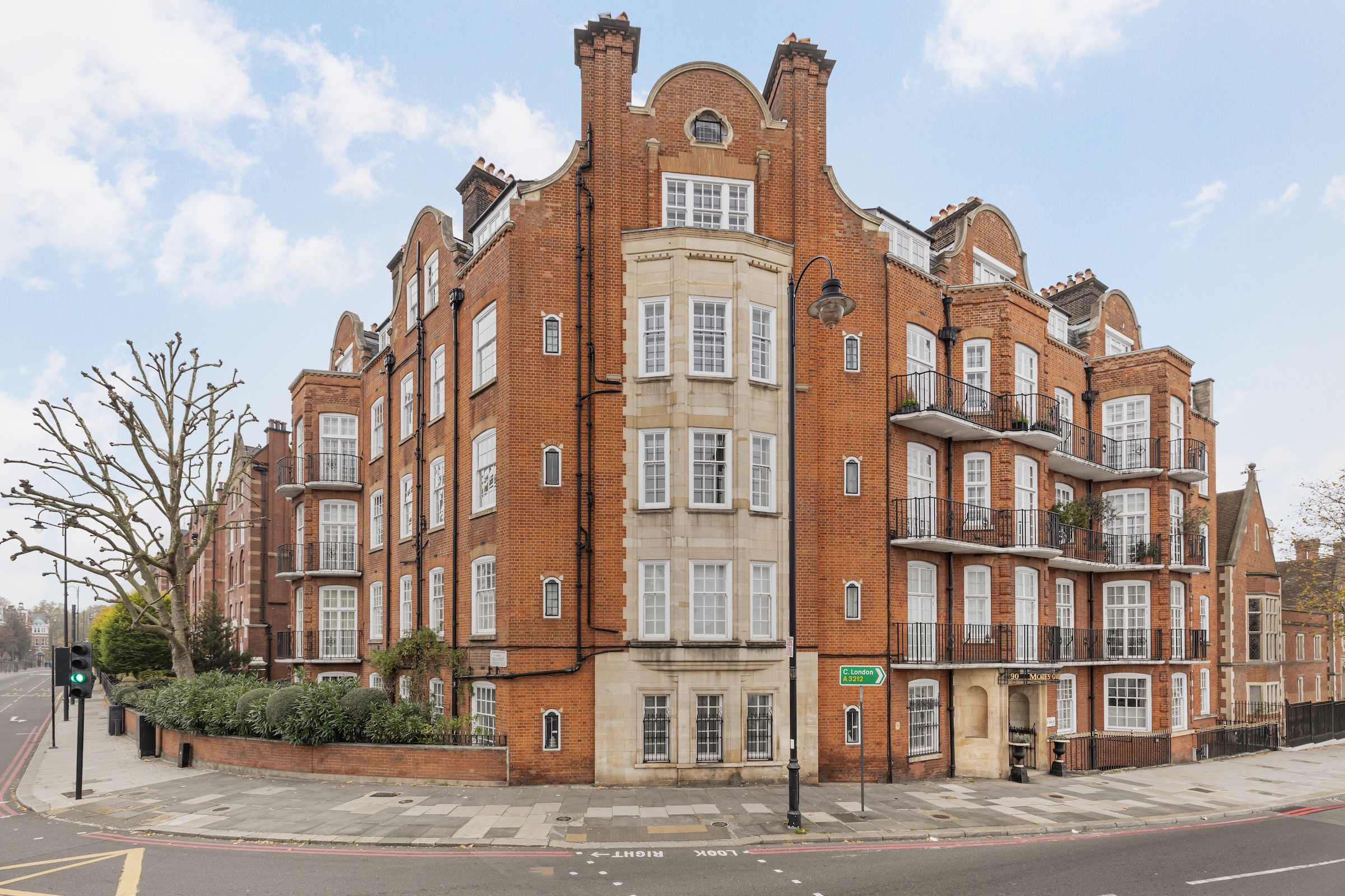 A chic apartment overlooking the Thames in Cheyne Walk