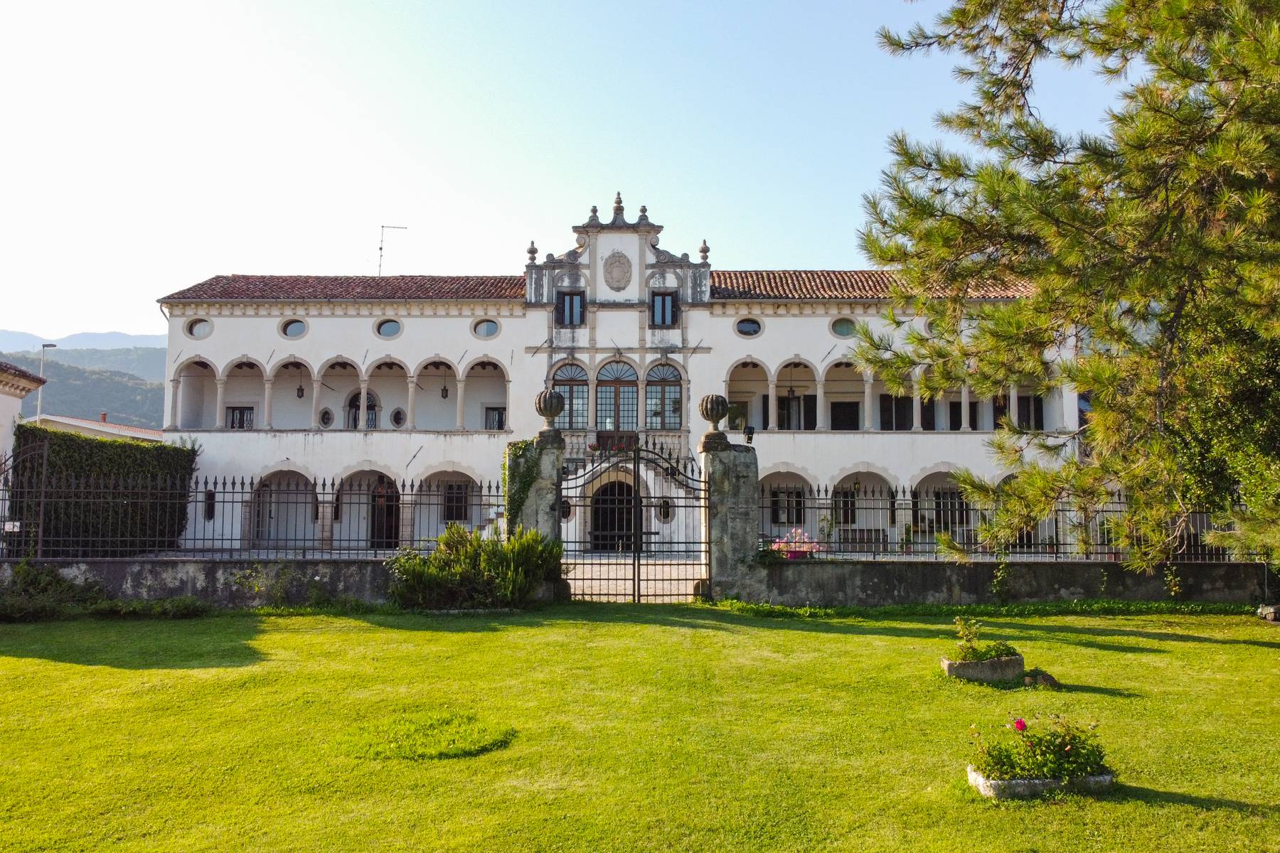 Elegant 17th century Venetian Villa with park on the hills of Treviso