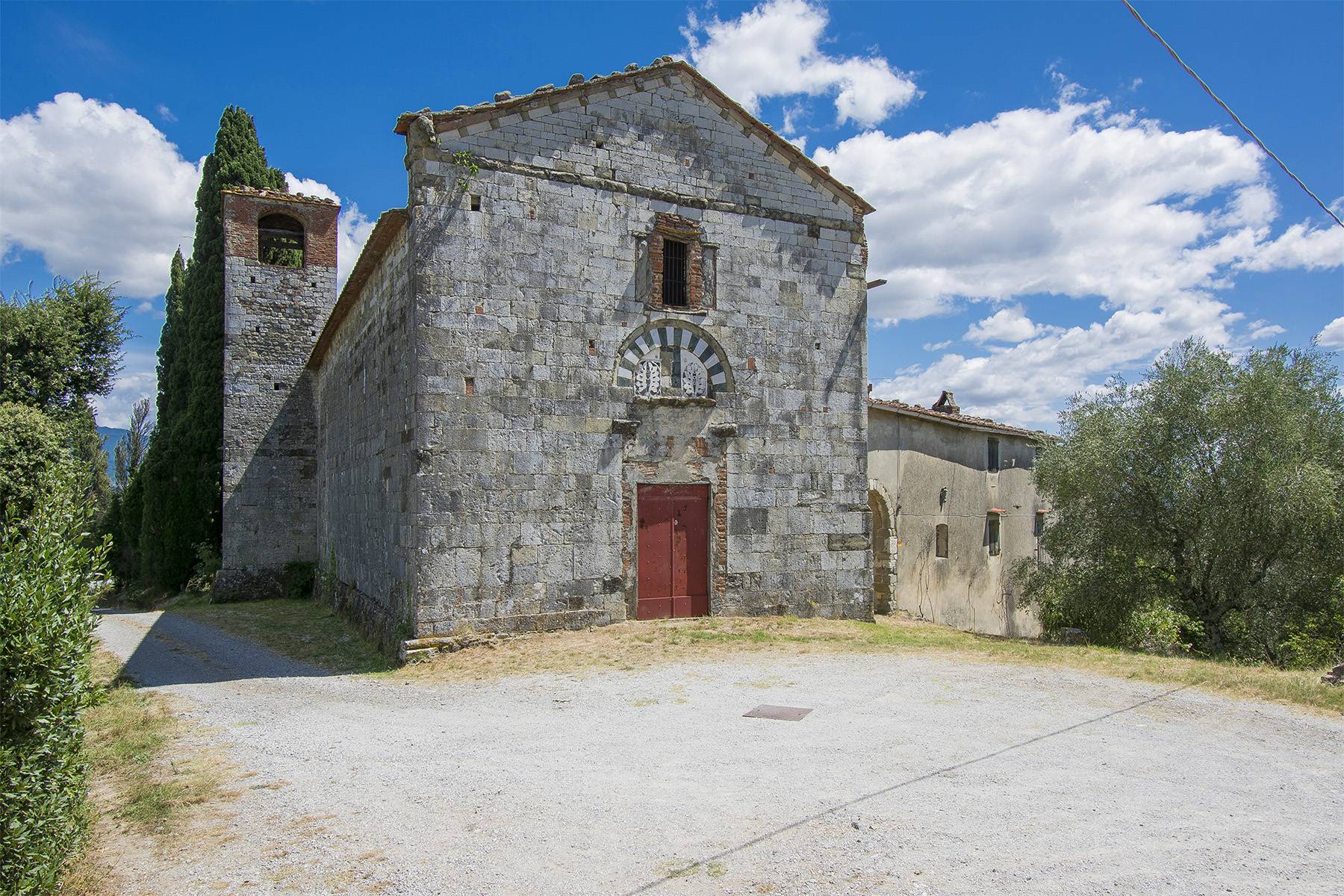 Charming farmhouse with a Xth century parish church in the Pistoia countryside