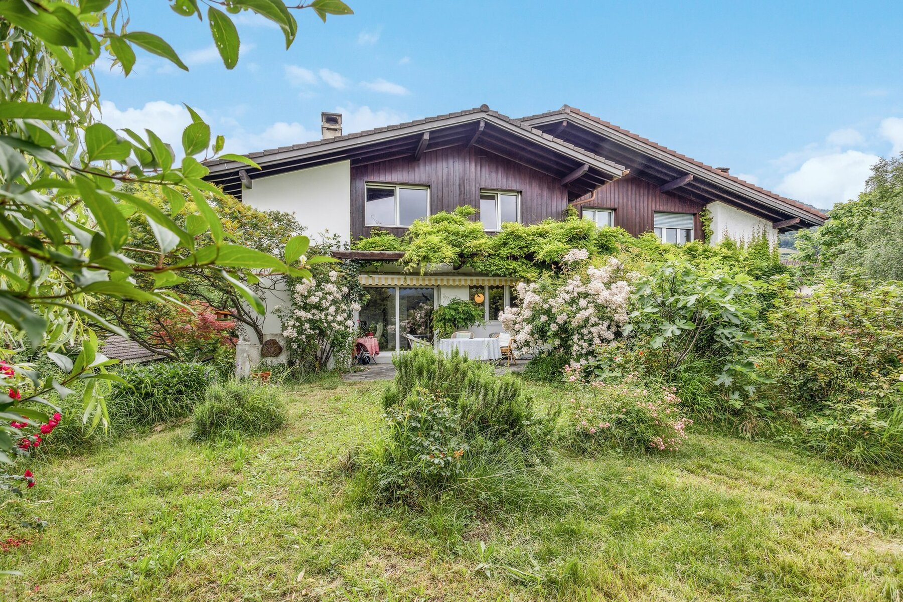 Semi-detached house with large plot with trees close to schools