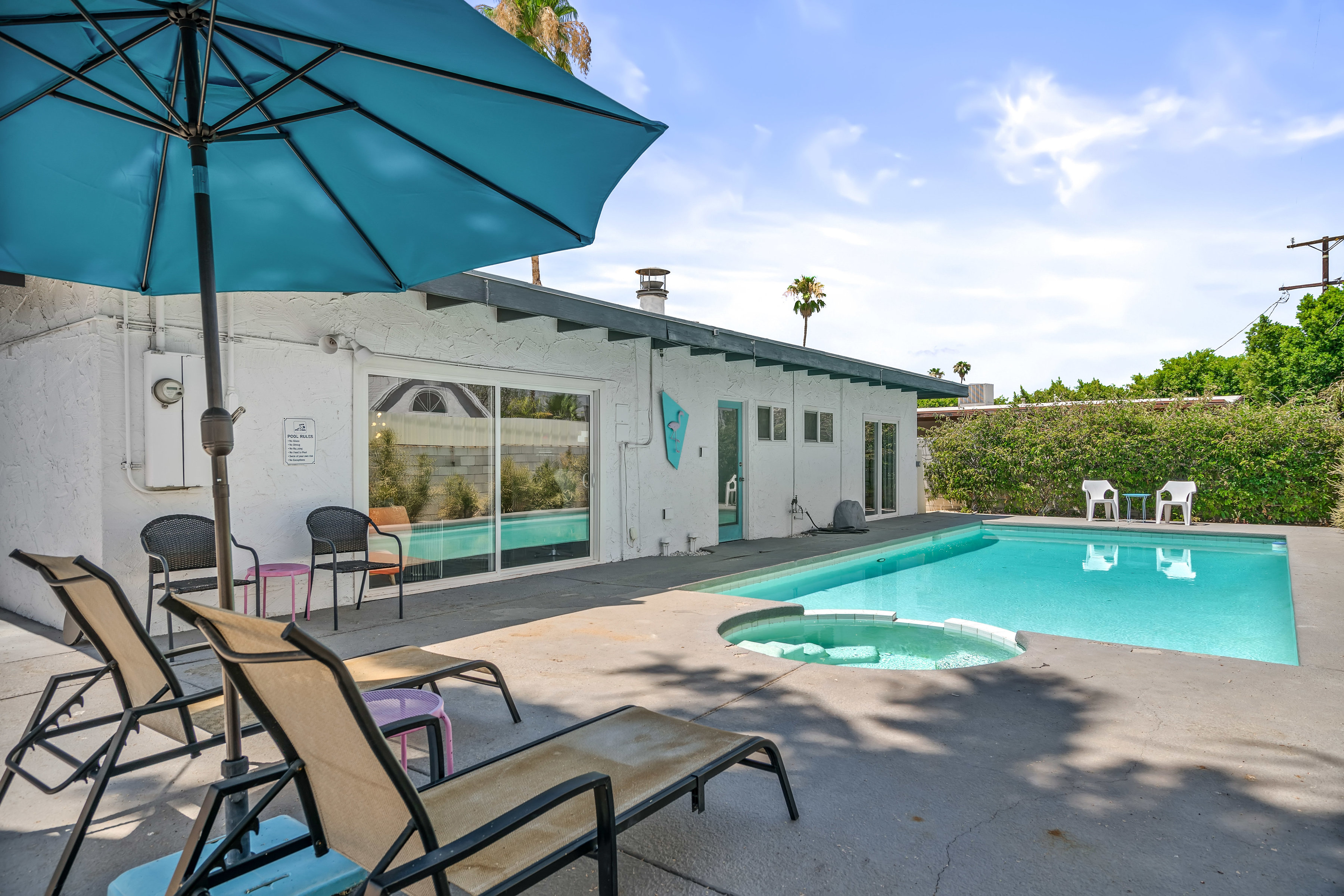 South Palm Springs Mid-Century Modern on Spacious Lot with Broad Mountain Vista