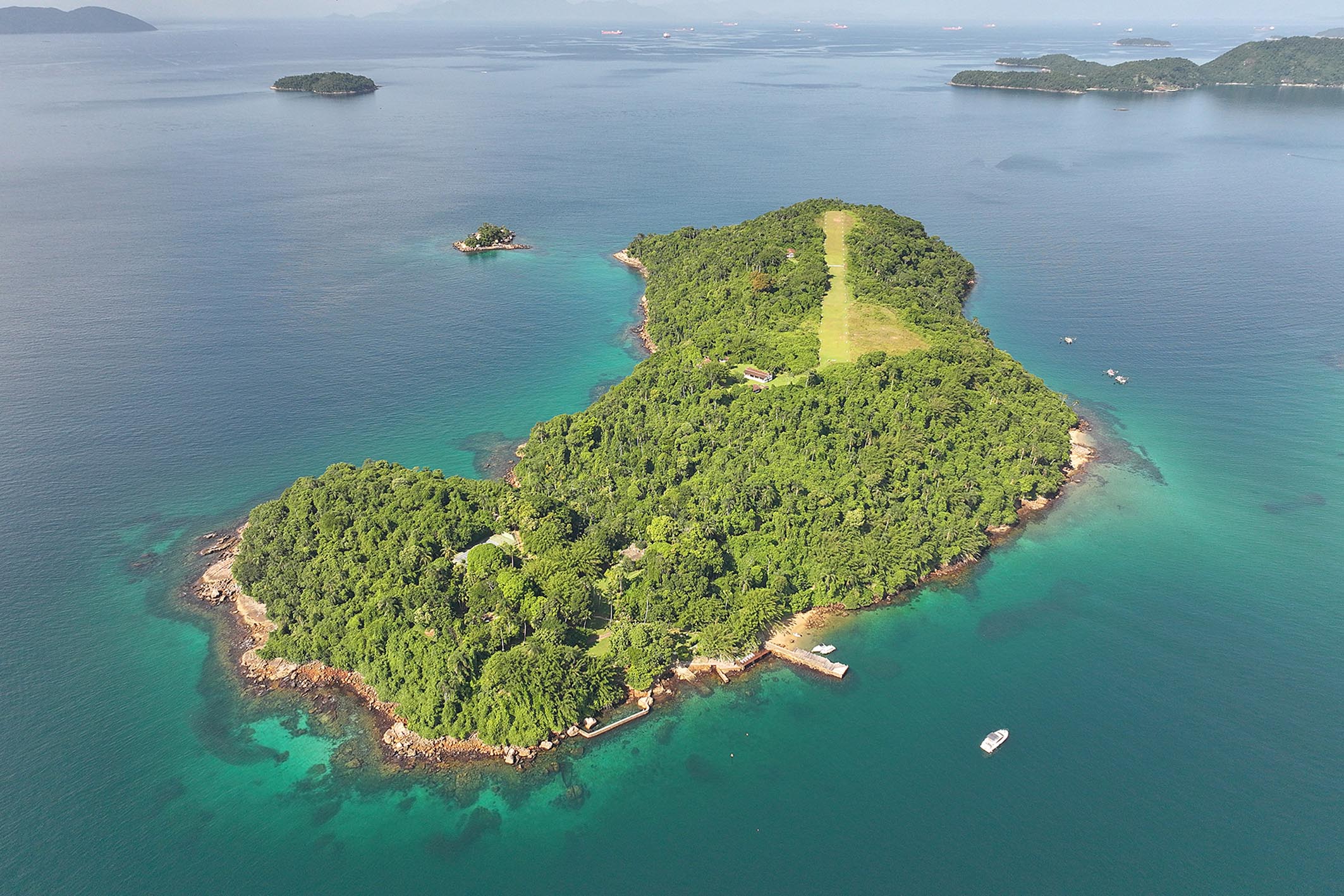 Private island in Angra dos Reis with airstrip and luxurious infrastructure