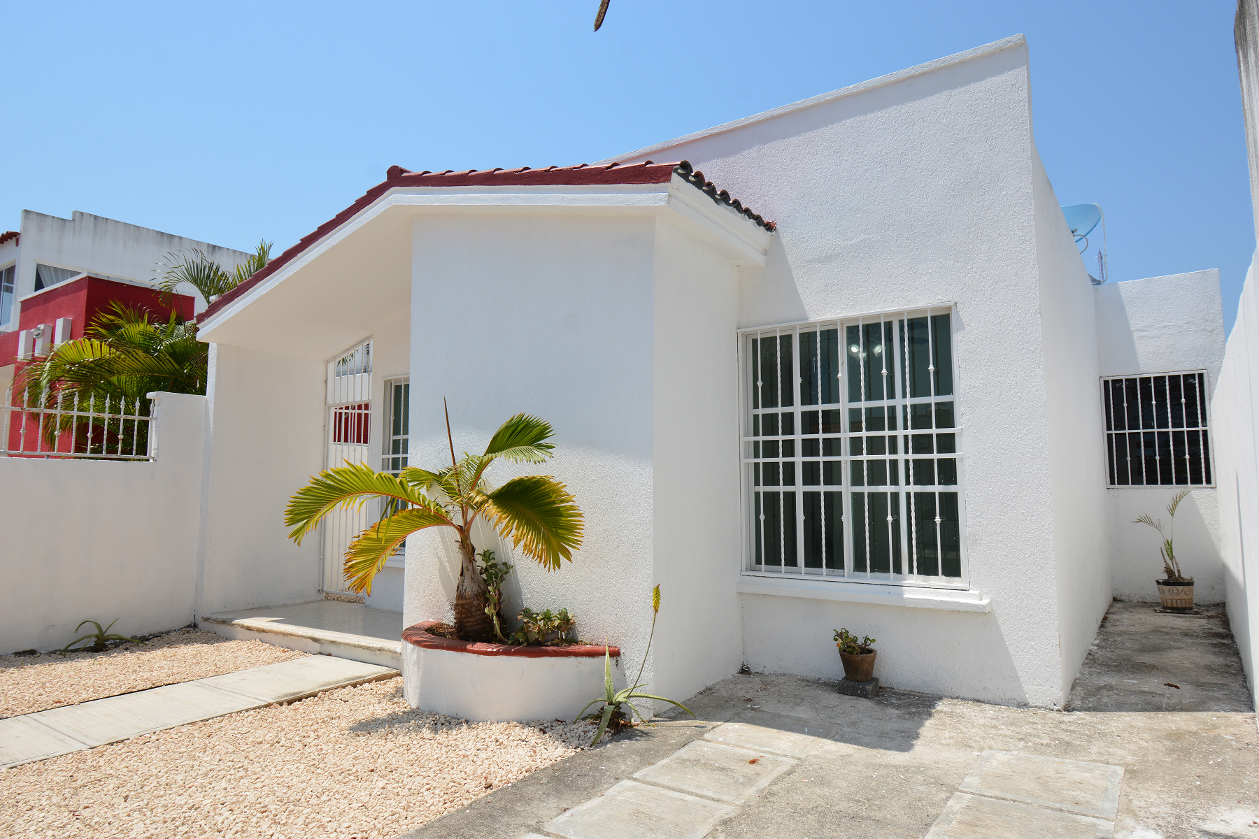 PLEASANT HOUSE IN A NICE PRIVATE NEIGHBORHOOD