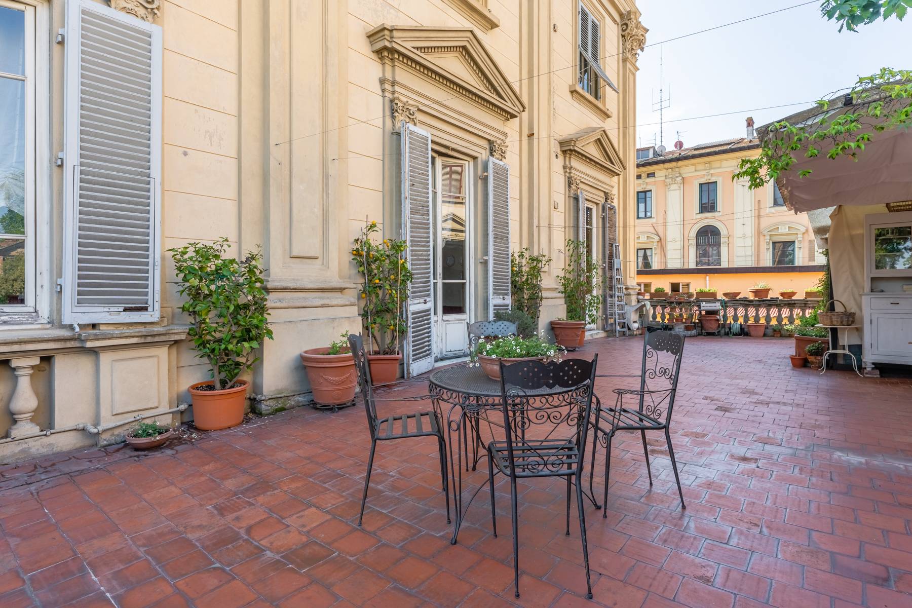 Elegant apartment with terrace in Lucca