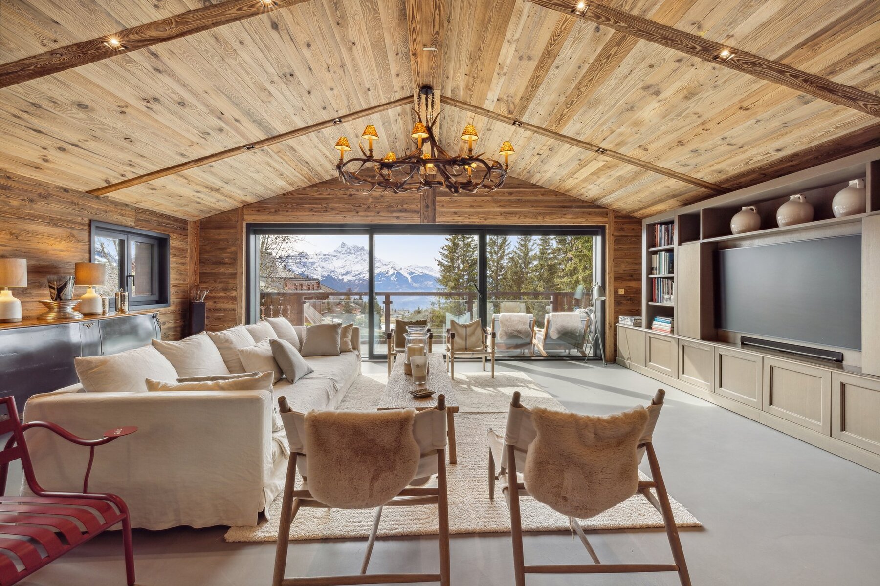 Rare and exceptional chalet in the heart of Villars, ski-in ski-out