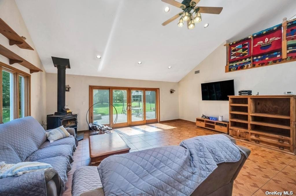 94 Sportsmen St, Central Islip, NY 11722