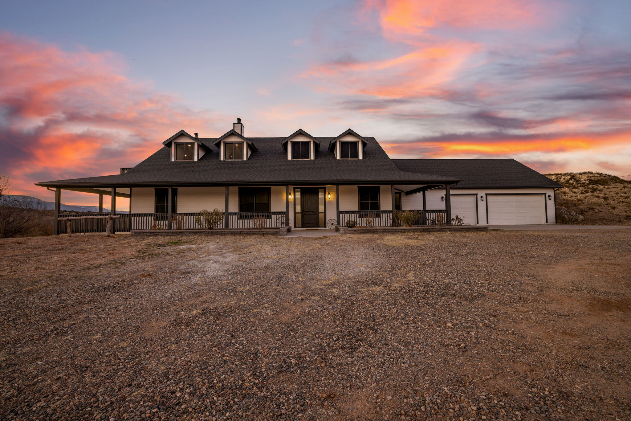 Modern Farmhouse in Camp Verde 16 acres, Wells, Barn, River & National Forest