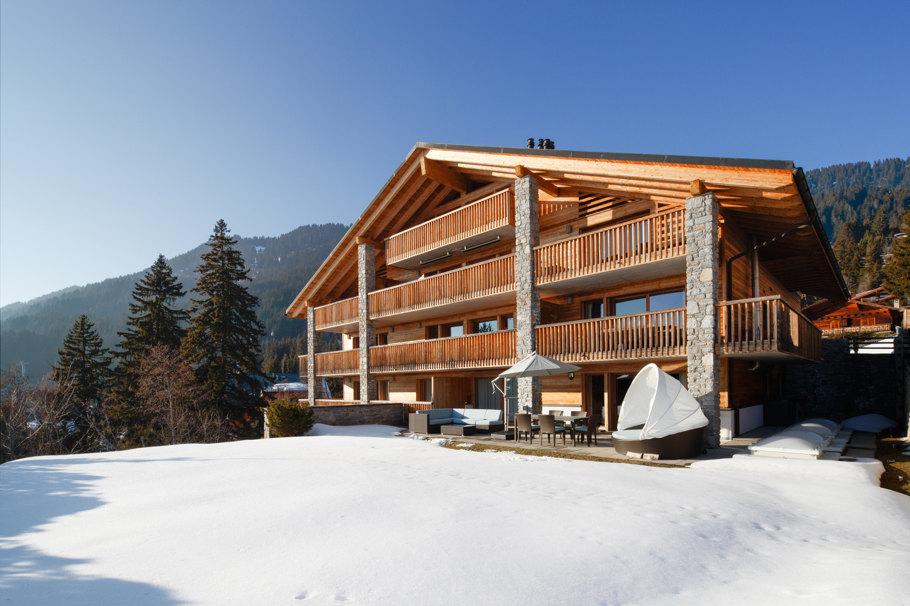Luxurious 6 pcs contemporary garden and parking, ski in ski out