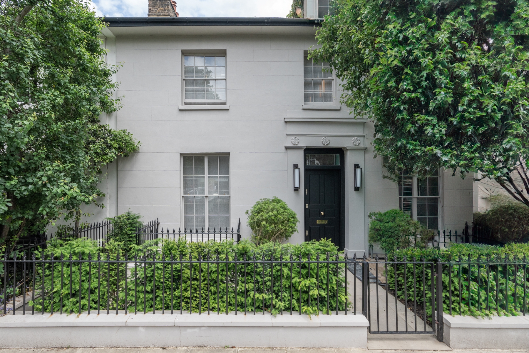 Gorgeous low-built house with stunning private garden in Holland Park 