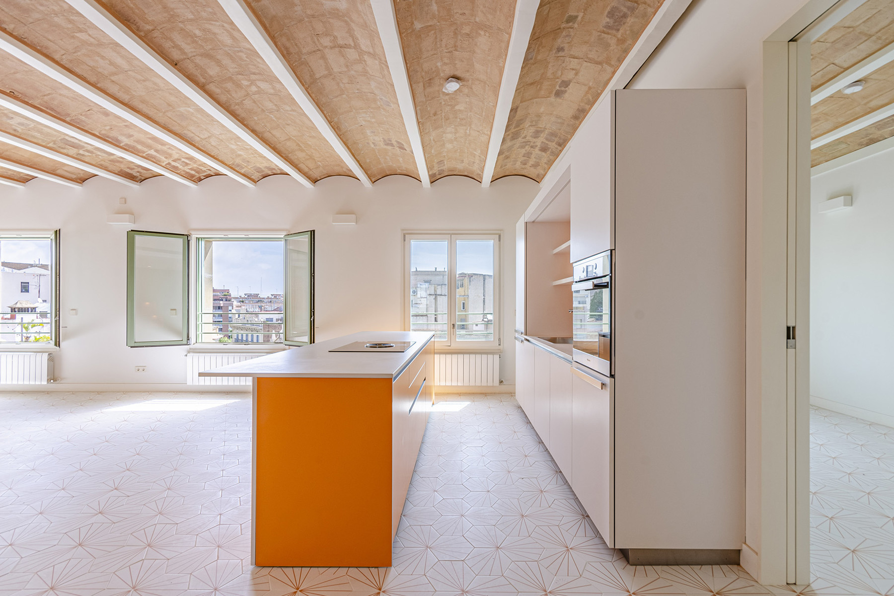 Bright apartment in luxury development in Eixample Dreta