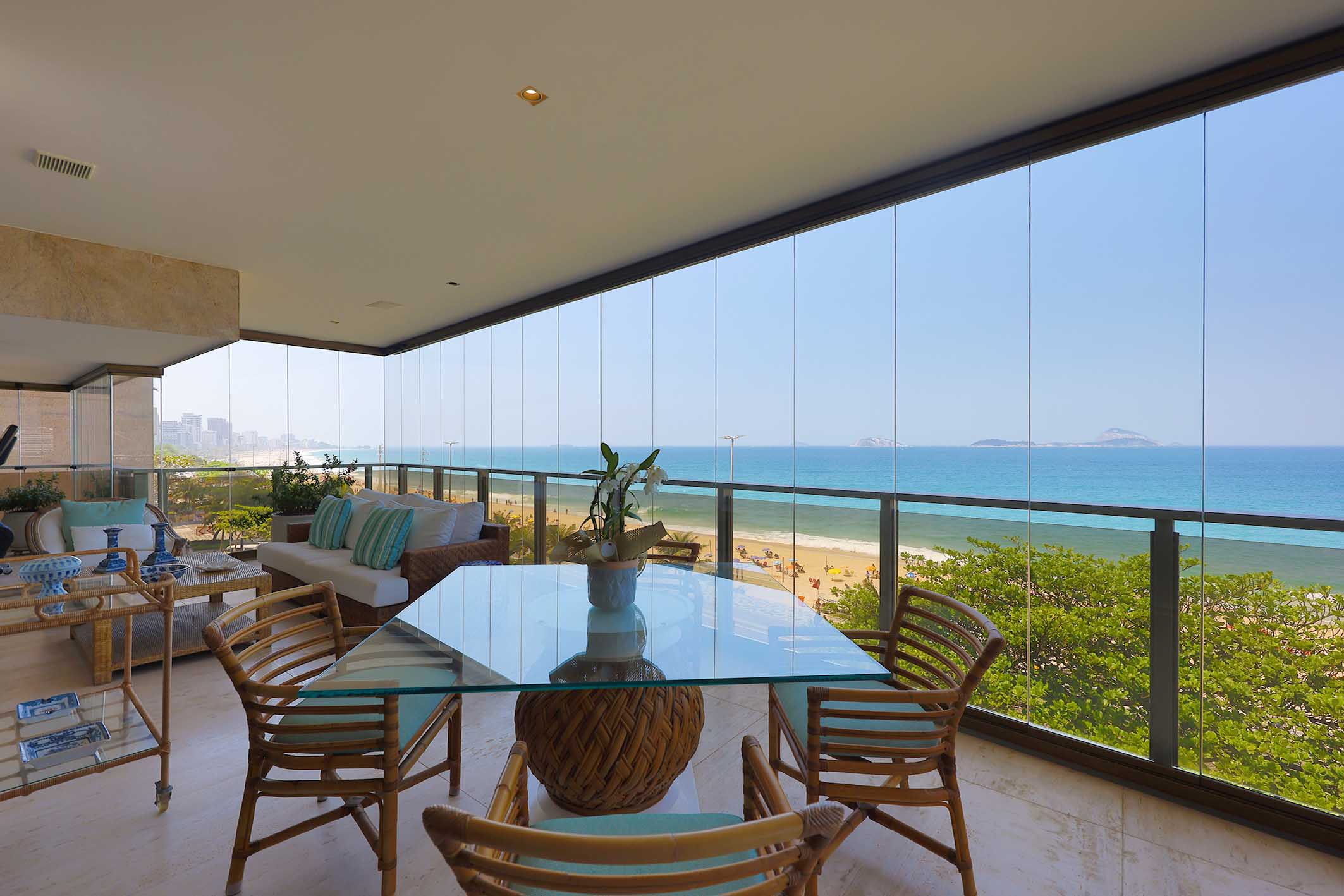 High-end apartment with full ocean view in Leblon