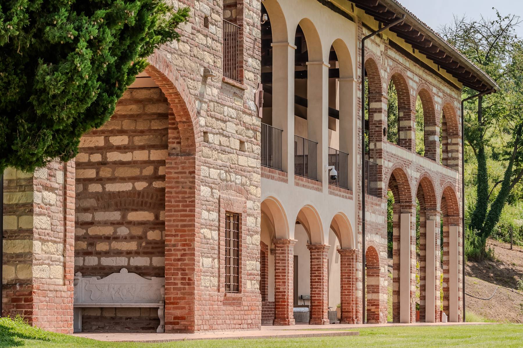 Prestigious farmhouse nestled in the hills of Monferrato