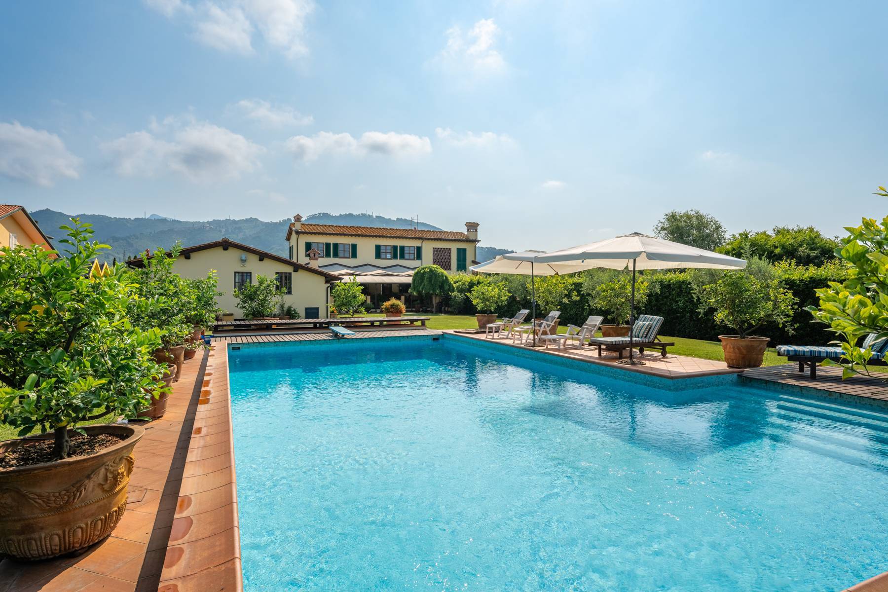 Villa in the countryside of Lucca a stone's throw from the sea