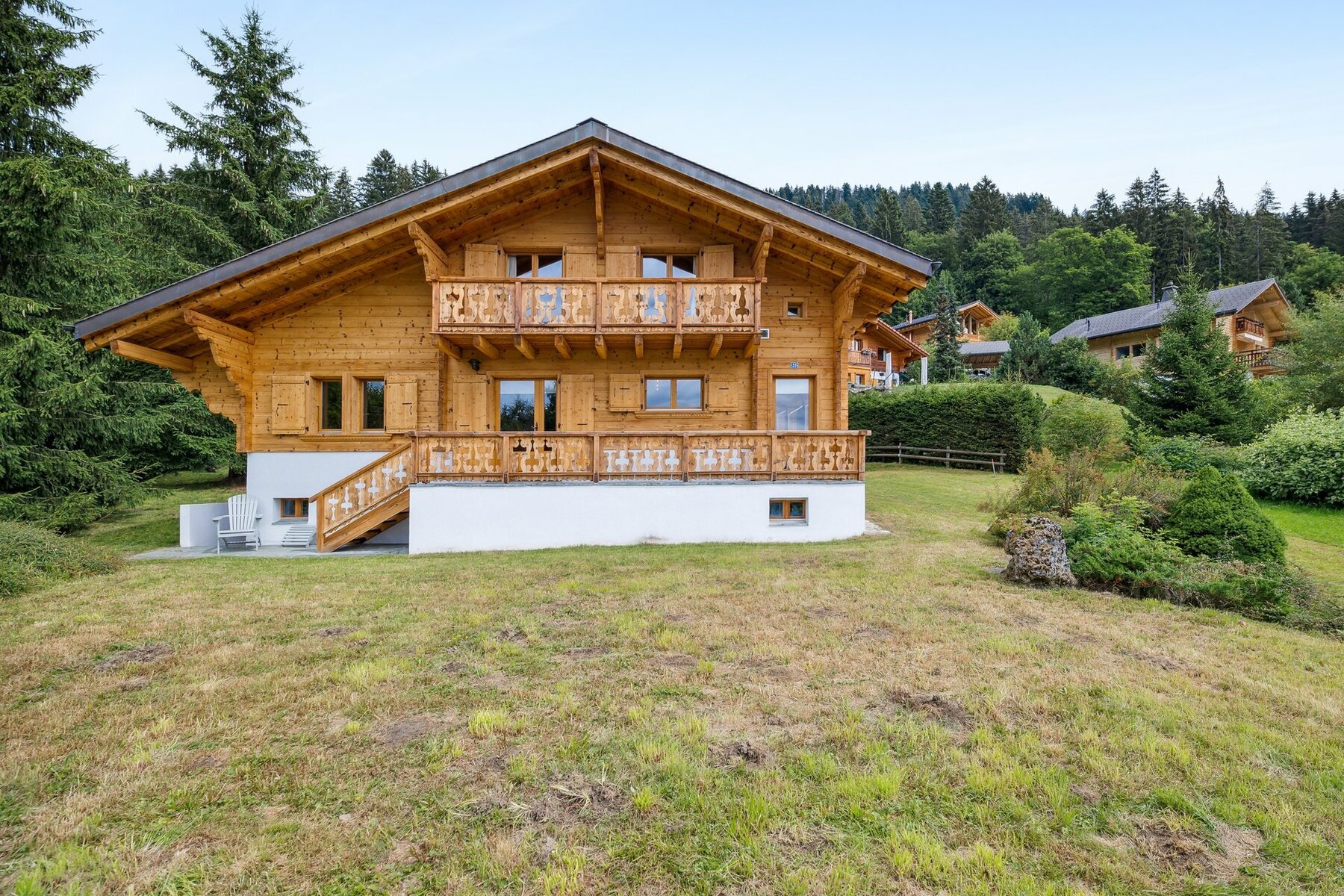 Magnificent SKI IN SKI OUT chalet, 4 bedrooms, double garage, garden