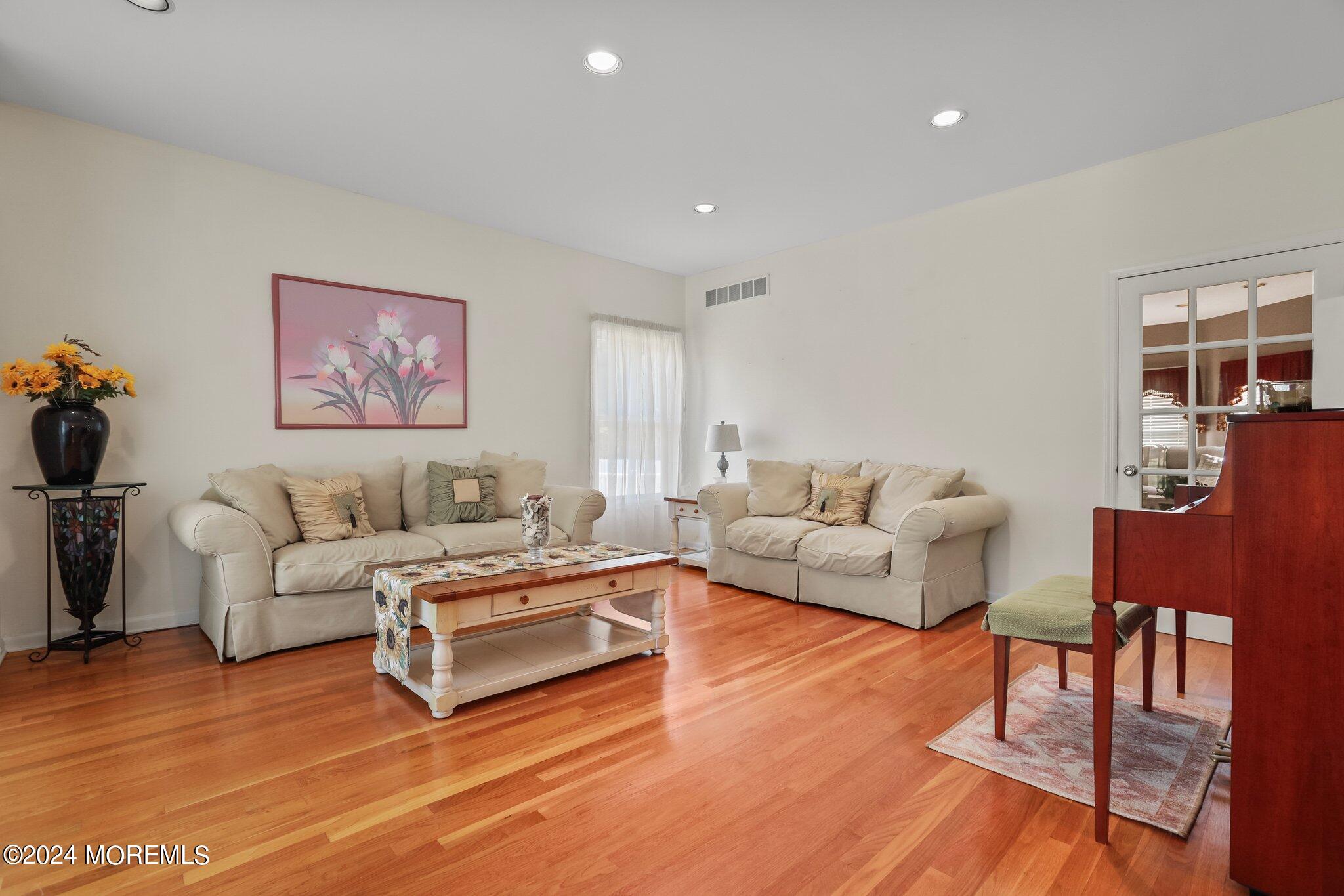 6 Emerald Ct, Freehold, NJ 07728