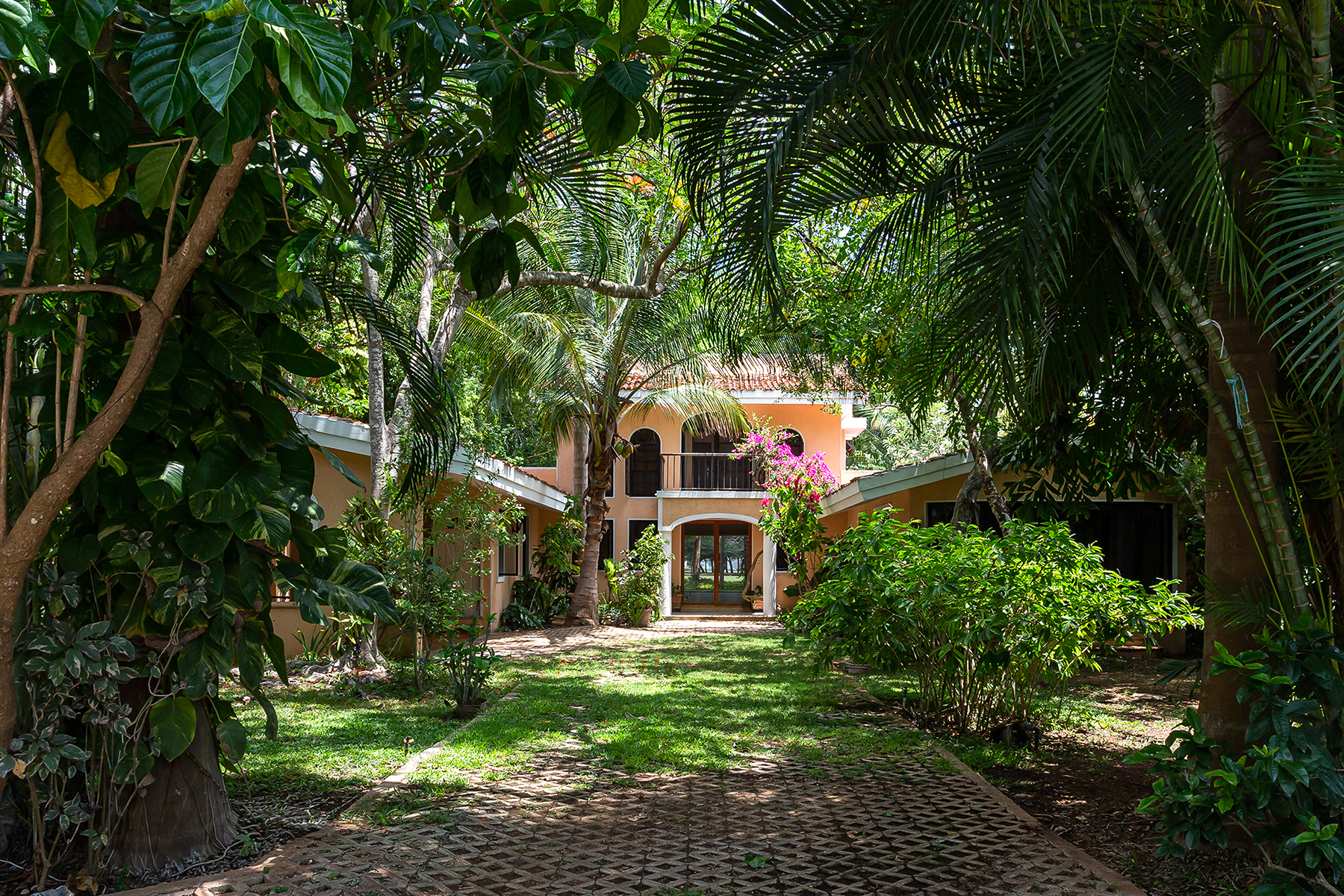 LA CEIBA GOLF COURSE VIEW HOUSE IN FRONT OF HOLE 13