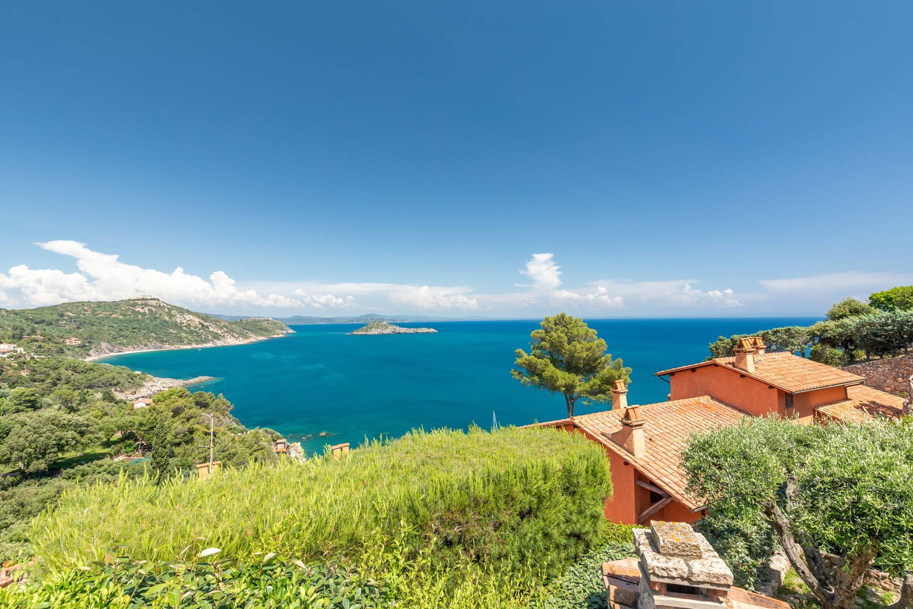Spectacular portion of villa with direct access to the sea