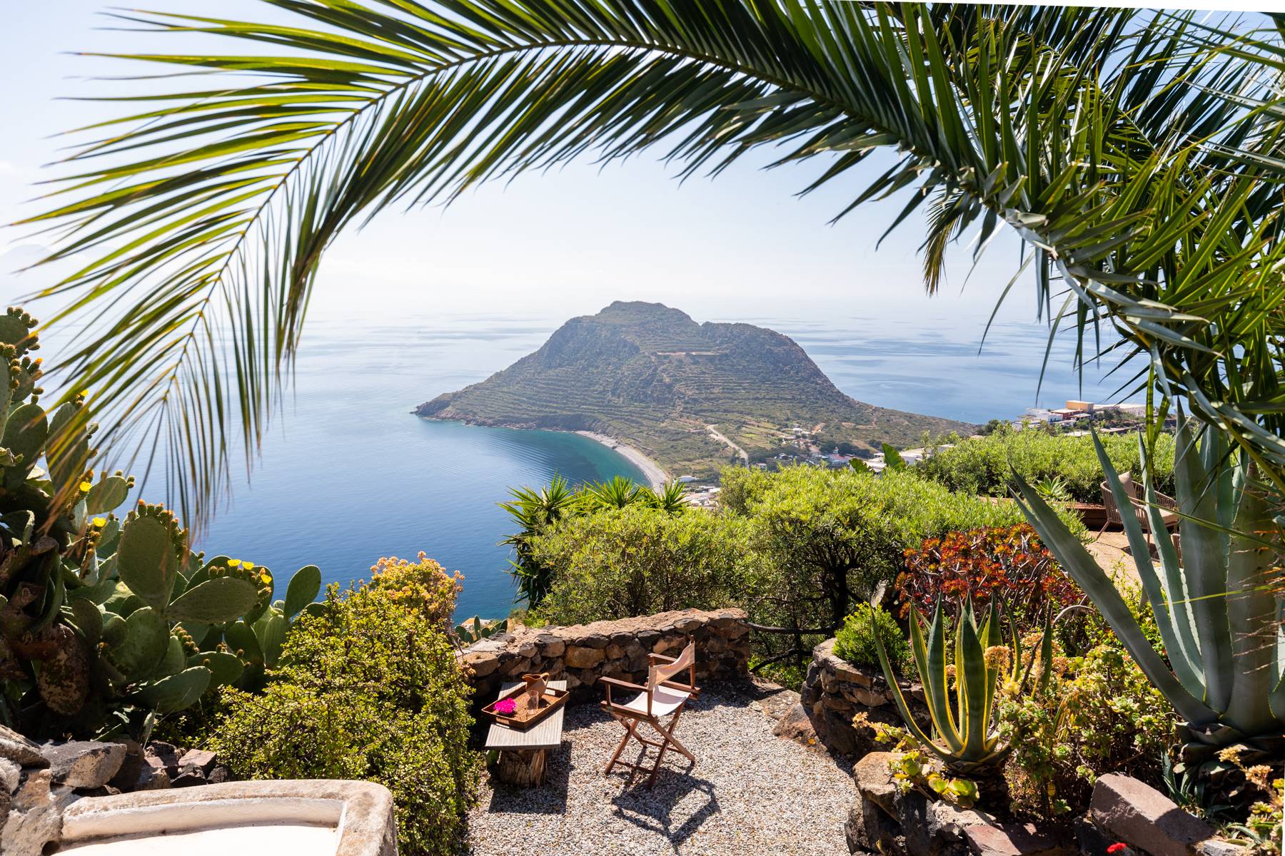 Enchanting dammuso in Filicudi overlooking the sea