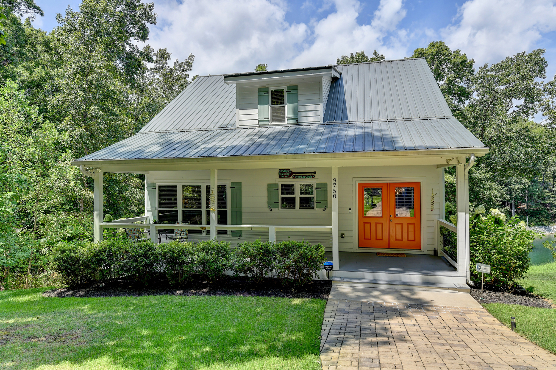 Exceptional Renovated Cottage on Lake Lanier