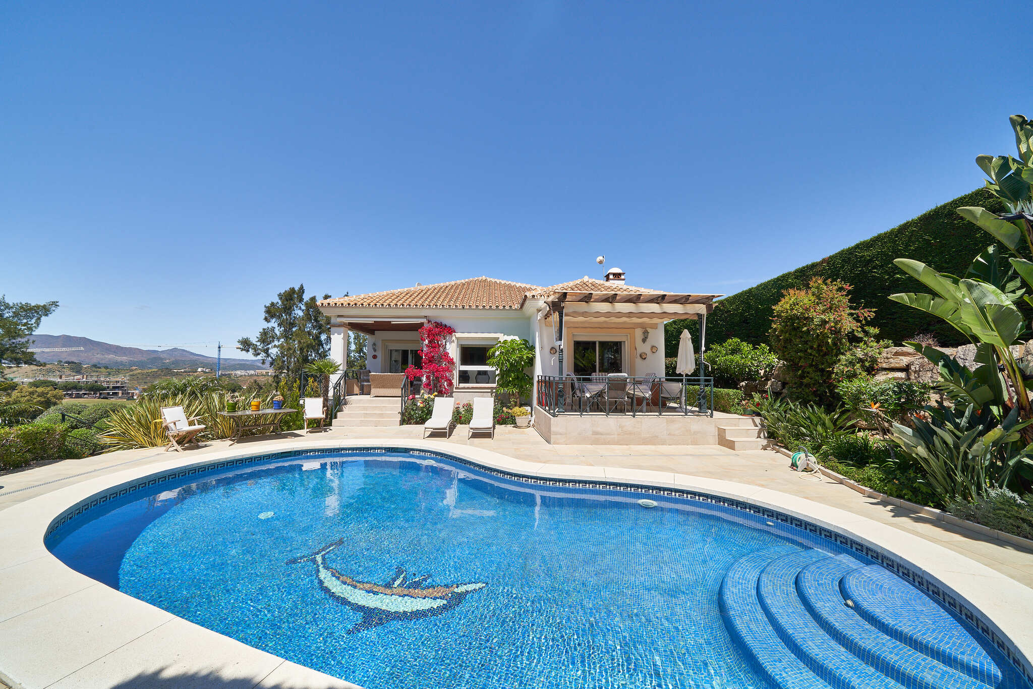 Live in golf paradise in this luxury villa in Mijas.