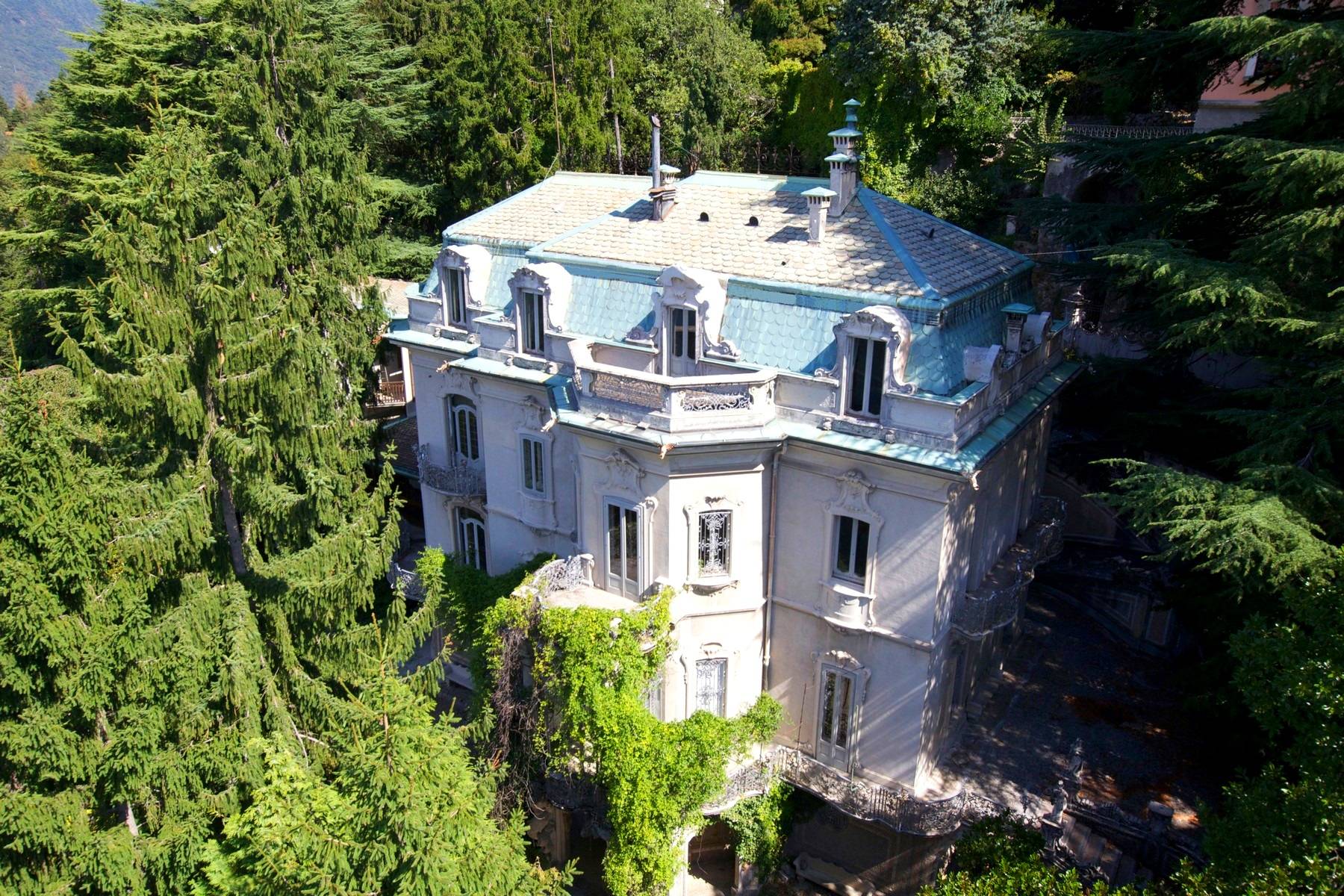 Prestigious period villa overlooking Lake Como